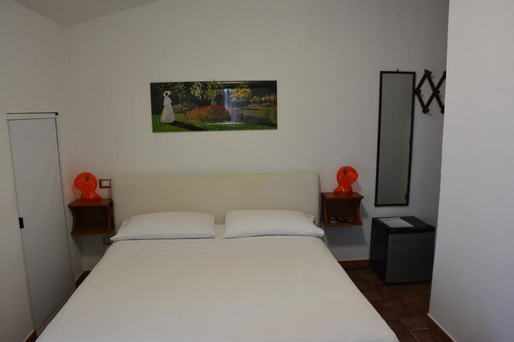 B&B La Casa Rossa Paola Bilik gambar