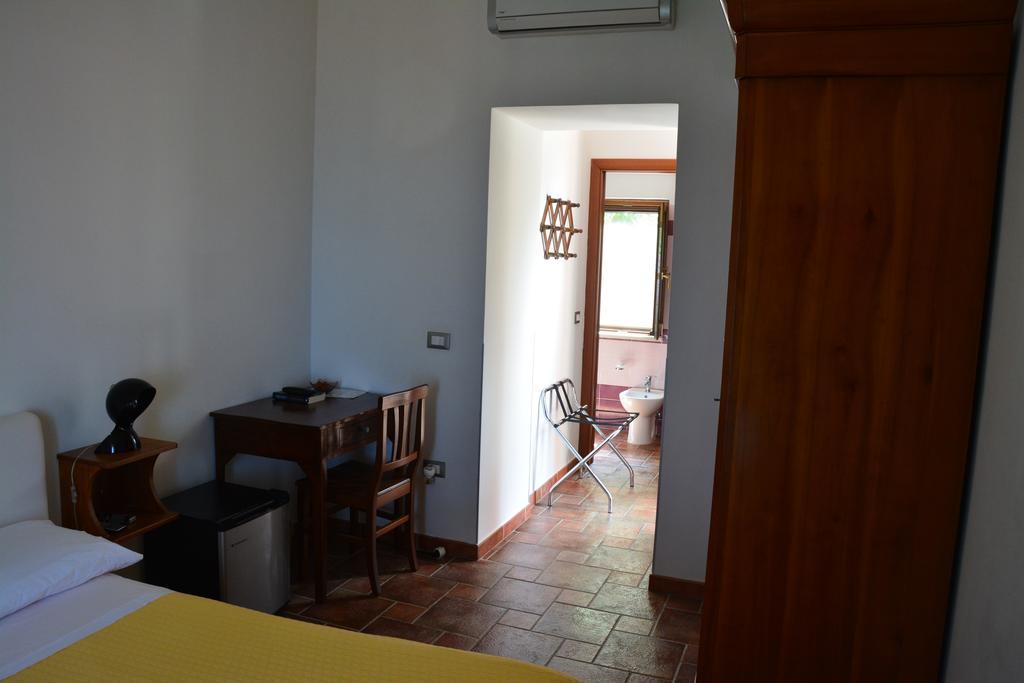B&B La Casa Rossa Paola Bilik gambar